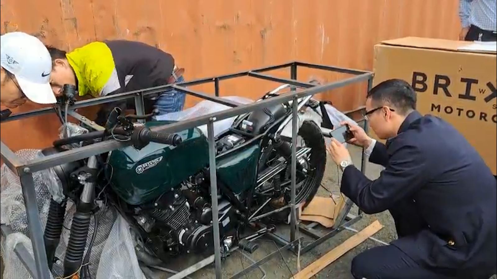 Tịch thu lô xe mô tô không nguồn gốc trị giá khoảng 3 tỷ đồng - Ảnh 2. Tịch thu lô xe mô tô không nguồn gốc trị giá khoảng 3 tỷ đồng - Ảnh 2.