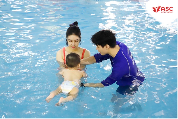 Cho trẻ sơ sinh học bơi sinh tồn: Những điều ba mẹ cần biết - Ảnh 2.