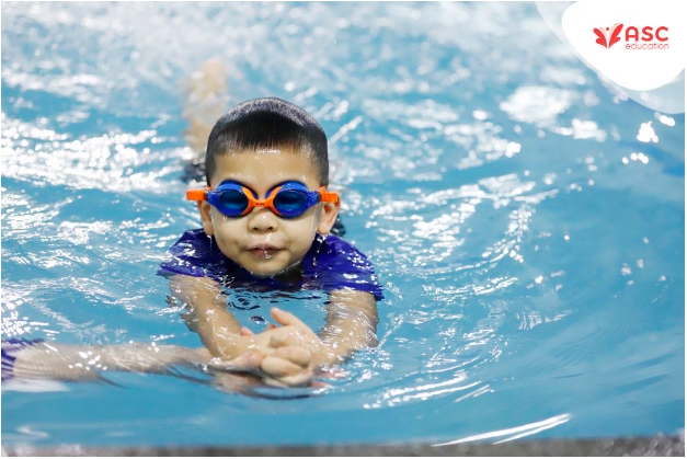 Cho trẻ sơ sinh học bơi sinh tồn: Những điều ba mẹ cần biết - Ảnh 4.
