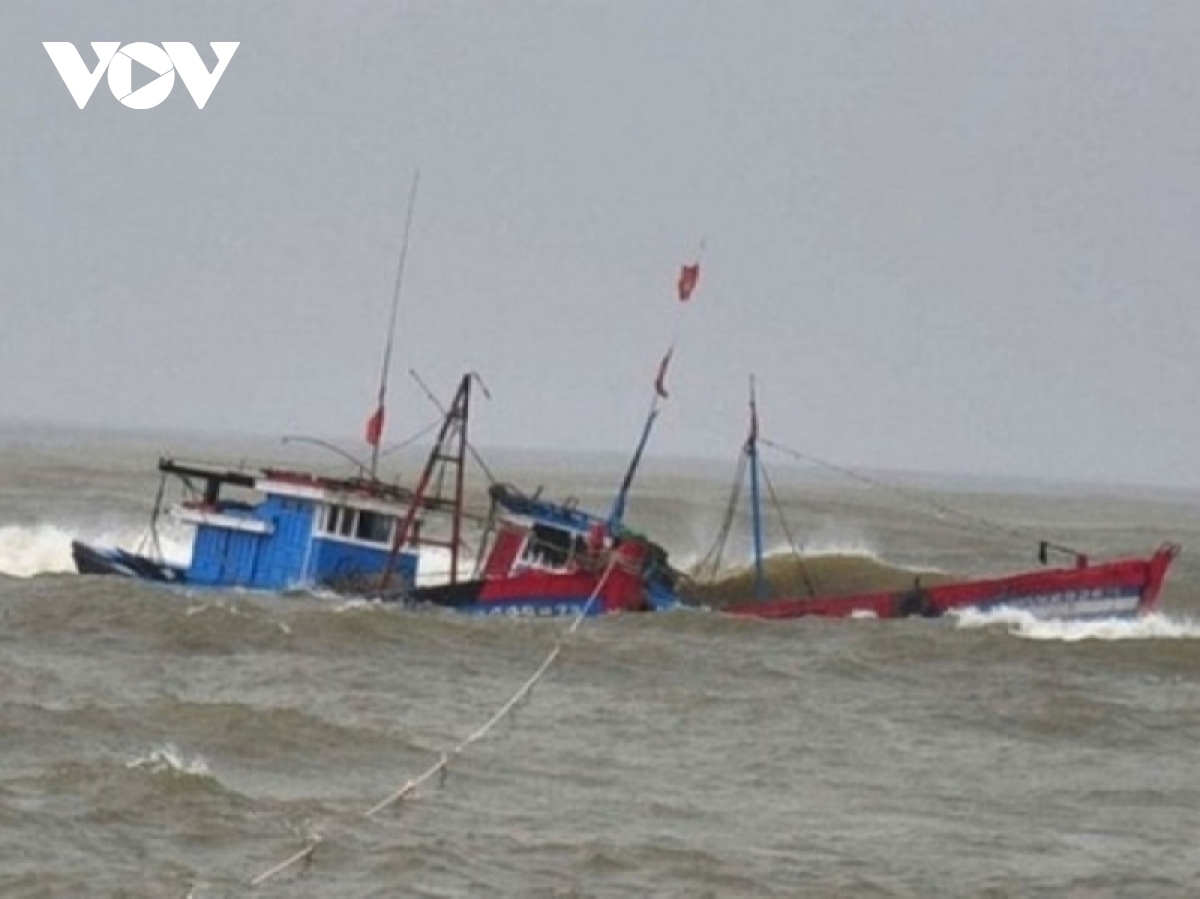Tàu cá Quảng Ngãi bị chìm ở Hoàng Sa, 4 ngư dân rơi xuống biển - Ảnh 1. Tàu cá Quảng Ngãi bị chìm ở Hoàng Sa, 4 ngư dân rơi xuống biển - Ảnh 1.