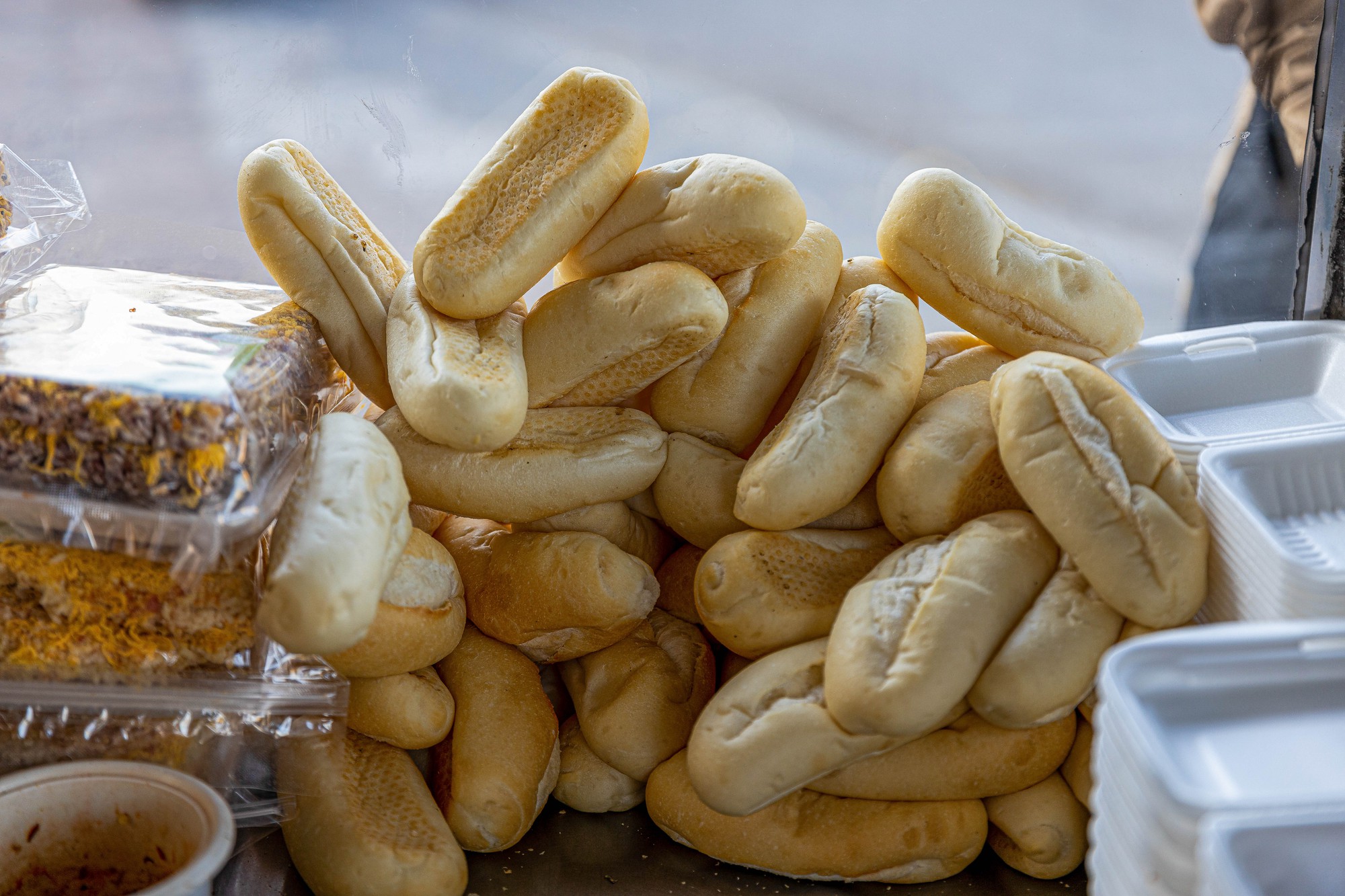 Xe bánh mì của 6 anh chị em nổi tiếng ở Cần Thơ nhờ sự sáng tạo ra &quot;ổ bánh đặc biệt&quot; - Ảnh 4.