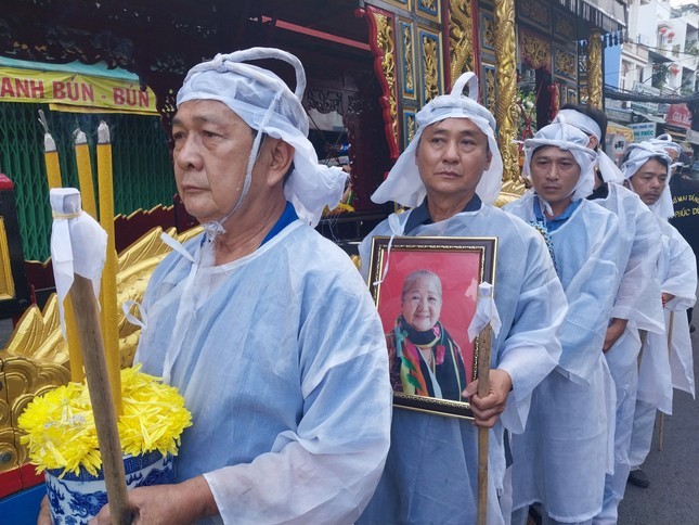 NSND Bạch Tuyết giải thích lý do cười trong đám tang nghệ sĩ Thiên Kim - Ảnh 3.