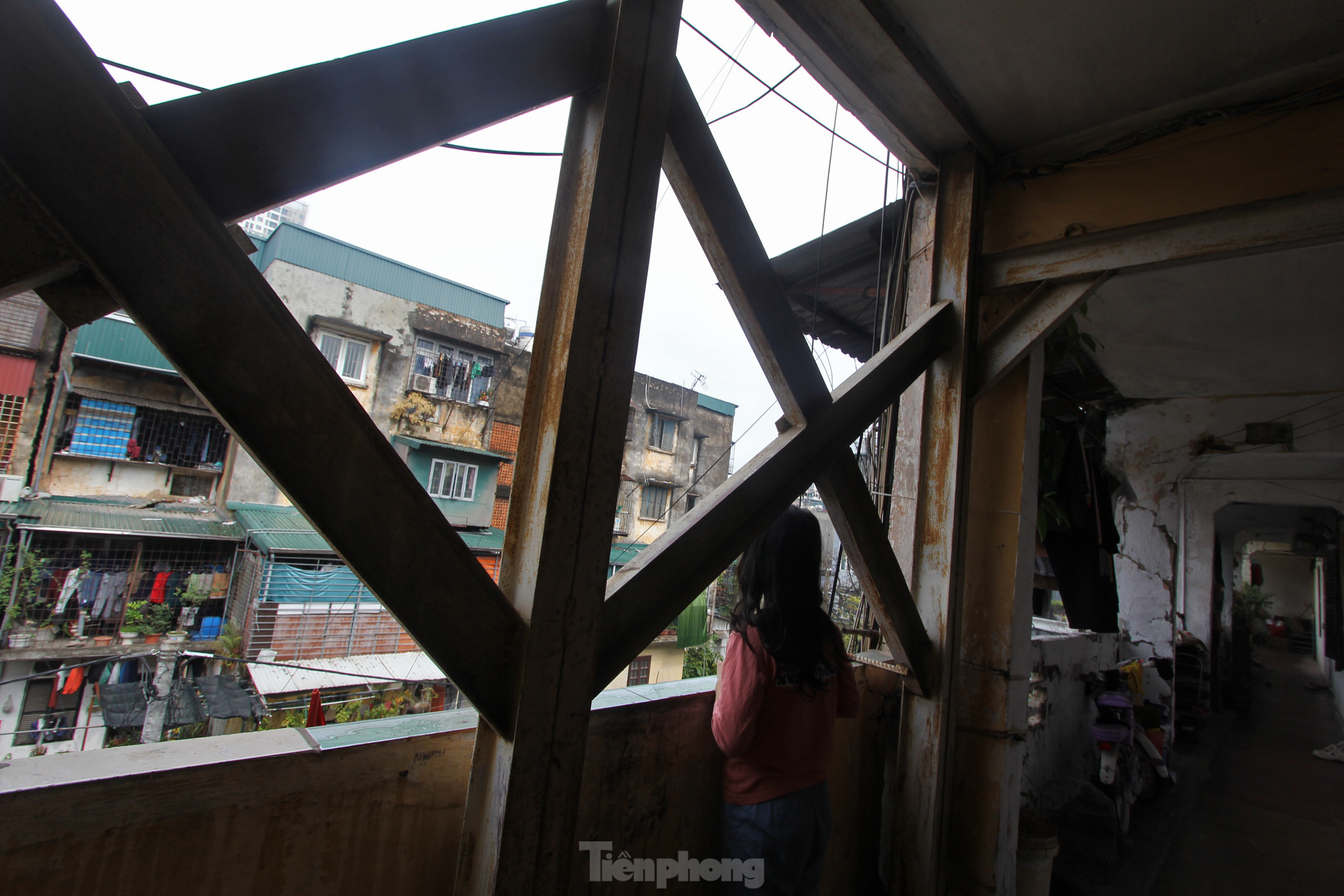 Cuộc sống người dân trong những tòa nhà chung cư chống nạng giữa Hà Nội - Ảnh 5.