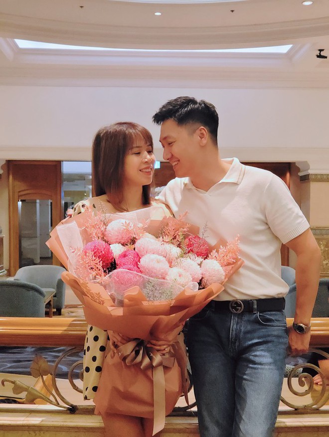 Vợ lo lắng ngoại hình sau sinh con, Mạnh Trường nói 1 câu gây bất ngờ - Ảnh 3. Vợ lo lắng ngoại hình sau sinh con, Mạnh Trường nói 1 câu gây bất ngờ - Ảnh 3.