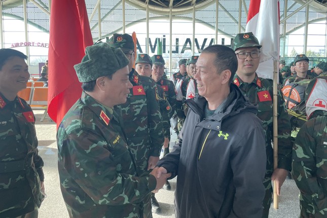 Chiều nay, 76 quân nhân Việt Nam sang giúp Thổ Nhĩ Kỳ về tới Nội Bài - Ảnh 1. Chiều nay, 76 quân nhân Việt Nam sang giúp Thổ Nhĩ Kỳ về tới Nội Bài - Ảnh 1.