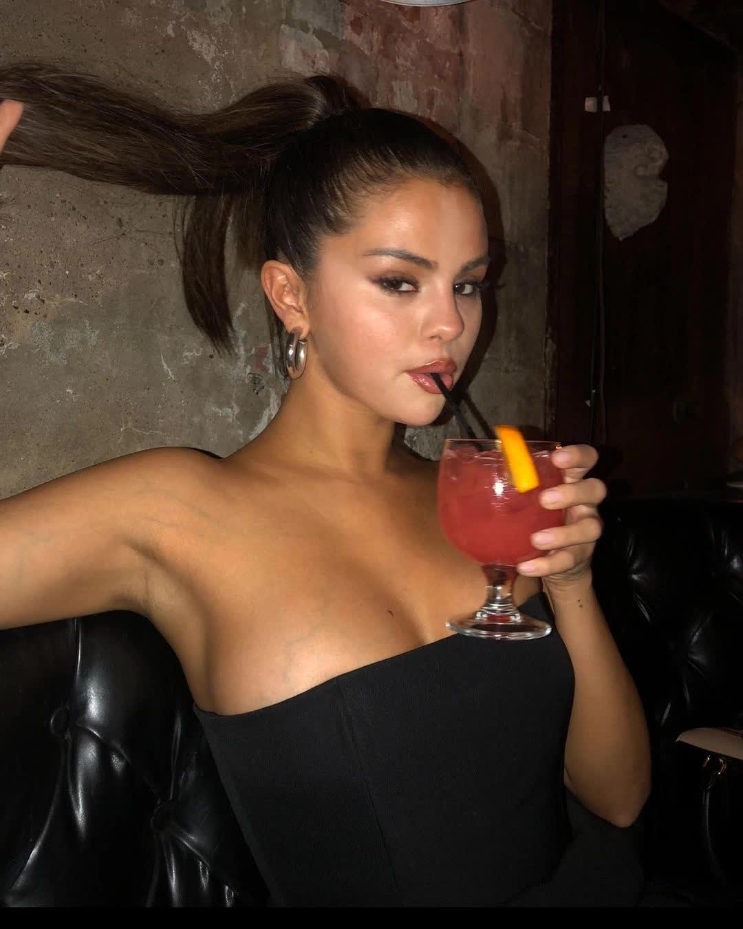 Selena Gomez công bố bức ảnh từng xoá đi vì sợ hở quá đà, ai dè khiến Gigi Hadid và hơn 13 triệu fan phát sốt - Ảnh 1.