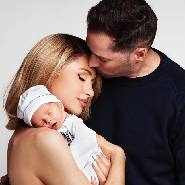Paris Hilton khoe ảnh con trai được sinh ra từ phương pháp mang thai hộ - Ảnh 1.