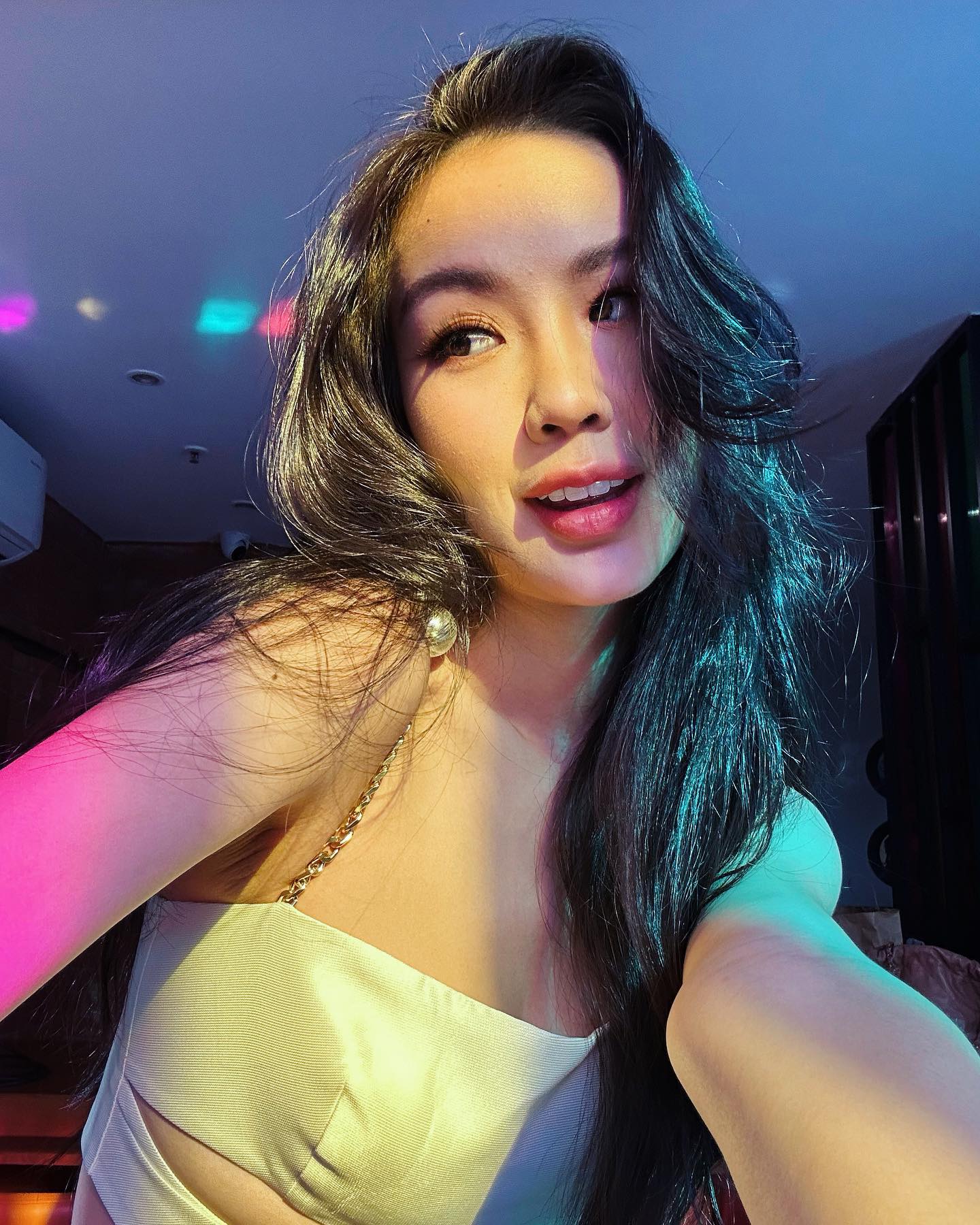 Hoa hậu Vbiz cầu cứu vì gặp vấn đề nghiêm trọng, không thể chữa trị ngoại trừ ngừng... trang điểm? - Ảnh 4. Hoa hậu Vbiz cầu cứu vì gặp vấn đề nghiêm trọng, không thể chữa trị ngoại trừ ngừng... trang điểm? - Ảnh 4.