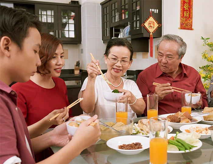 Chàng trai vô duyên hằng ngày đến nhà người yêu ăn chực, đằng gái phải 'cầu cứu' - Ảnh 1.