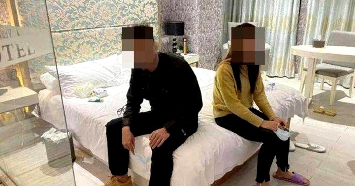 Vào khách sạn mua vui không ngờ gái gọi là vợ, cả hai bị cảnh sát bắt - Ảnh 1. Vào khách sạn mua vui không ngờ gái gọi là vợ, cả hai bị cảnh sát bắt - Ảnh 1.