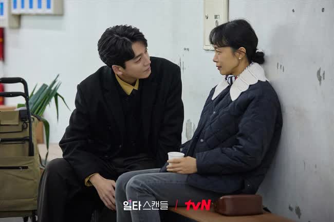 Jung Kyung Ho qua 2 phim hot hit: Đều mặc đồ trơn nhưng làm thầy giáo thì tươi tắn mỗi ngày, thủ vai bác sĩ là trầm hẳn mấy nốt - Ảnh 4.