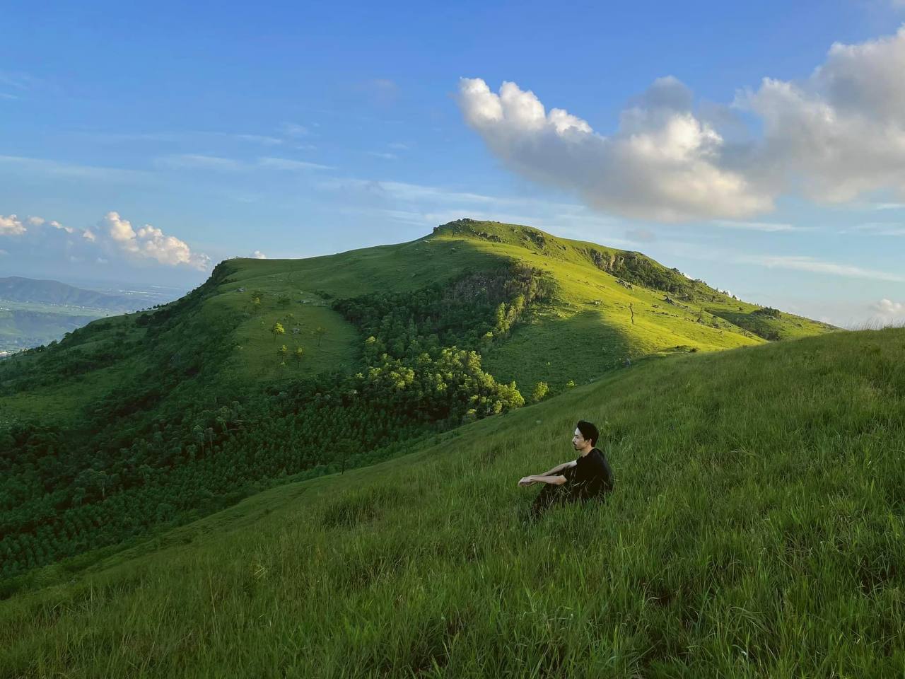 Dân mạng thi nhau truy lùng toạ độ check-in của Đen Vâu: Cả ngọn đồi xanh mướt cứ ngỡ đồng cỏ Windows - Ảnh 2. Dân mạng thi nhau truy lùng toạ độ check-in của Đen Vâu: Cả ngọn đồi xanh mướt cứ ngỡ đồng cỏ Windows - Ảnh 2.