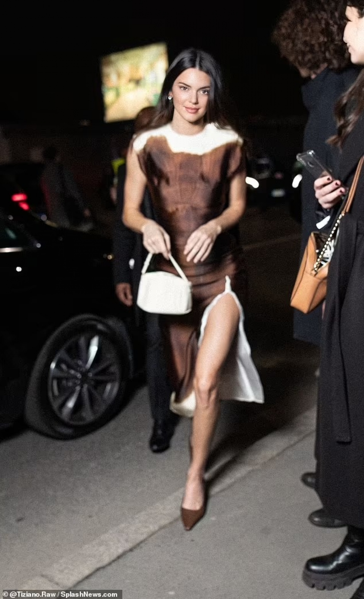 Kendall Jenner khoe vóc dáng quyến rũ tại tuần lễ thời trang Milan - Ảnh 1.