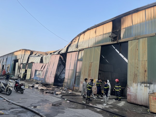 Hà Nội: Nhà xưởng 1.500m2 bốc cháy nghi ngút - Ảnh 1.