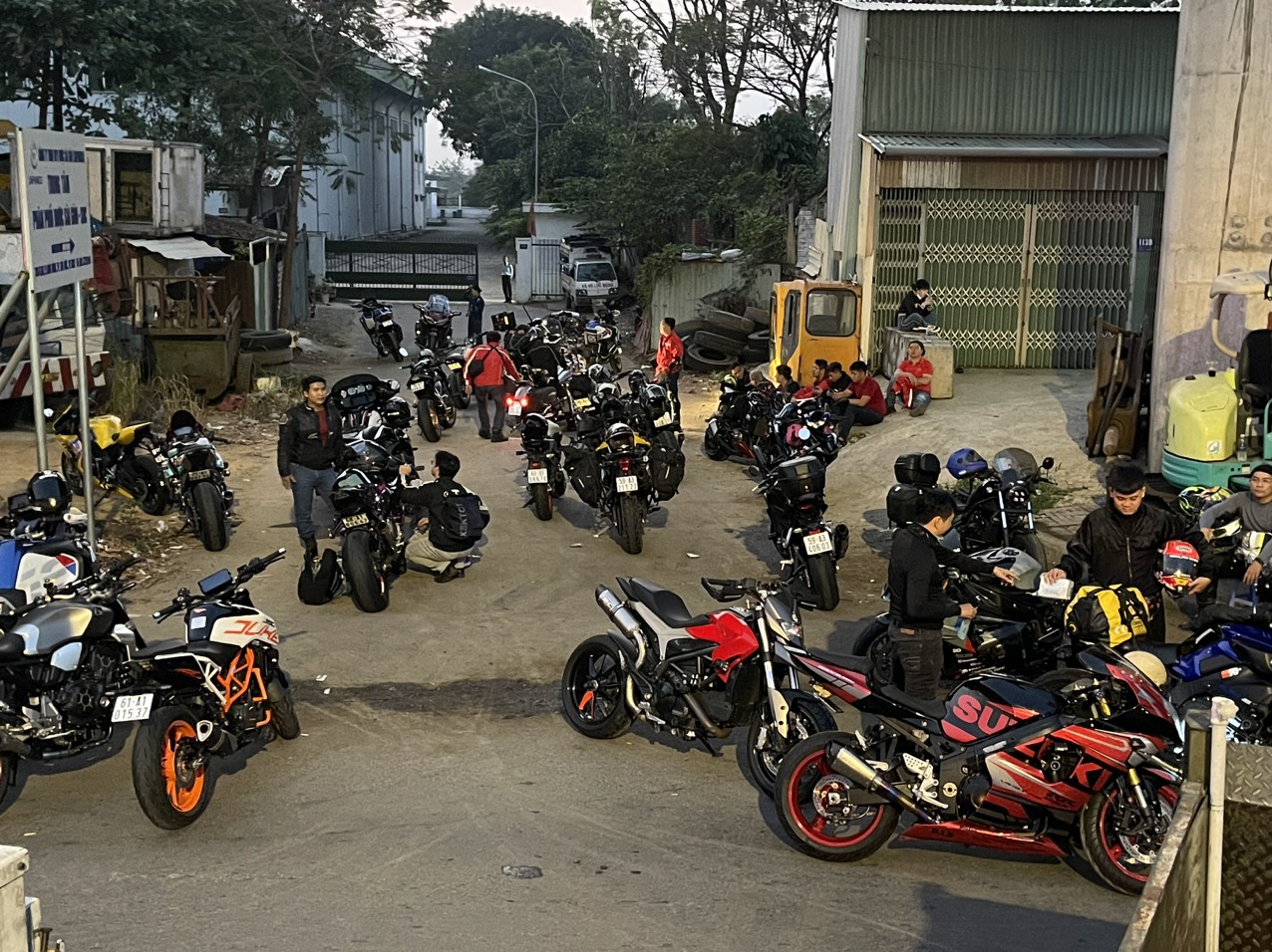 Công an TP.HCM chặn bắt hơn 100 mô tô phân khối lớn chạy vào đường cấm - Ảnh 2. Công an TP.HCM chặn bắt hơn 100 mô tô phân khối lớn chạy vào đường cấm - Ảnh 2.