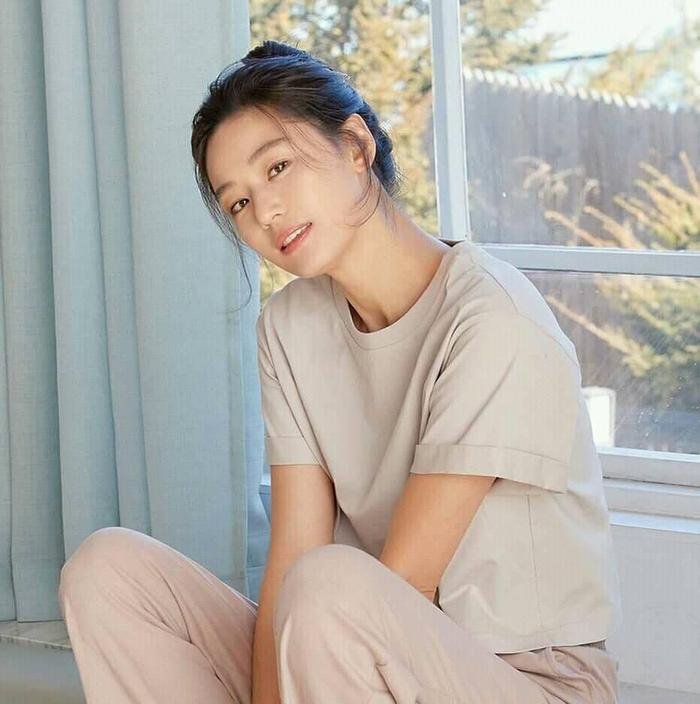 Đã 42 tuổi và thậm chí còn là mẹ 2 con, mợ chảnh Jeon Ji Hyun vẫn trẻ đẹp bất chấp chỉ nhờ 3 bí quyết - Ảnh 2. Đã 42 tuổi và thậm chí còn là mẹ 2 con, mợ chảnh Jeon Ji Hyun vẫn trẻ đẹp bất chấp chỉ nhờ 3 bí quyết - Ảnh 2.
