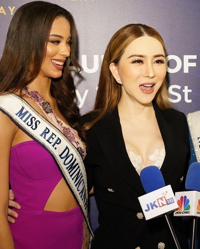 Cùng Hoa hậu và Á hậu sang Việt Nam, bà chủ Miss Universe bị nhận xét ô dề vì loạt khoảnh khắc này? - Ảnh 6.