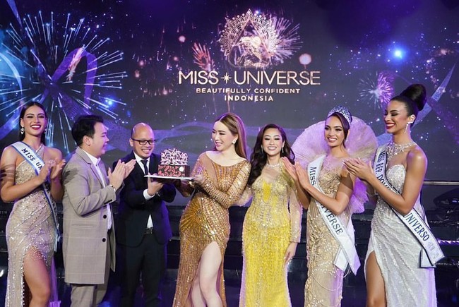 Cùng Hoa hậu và Á hậu sang Việt Nam, bà chủ Miss Universe bị nhận xét ô dề vì loạt khoảnh khắc này? - Ảnh 5.