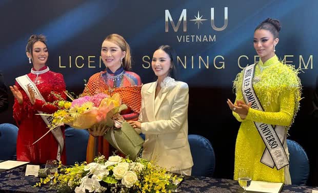 Cùng Hoa hậu và Á hậu sang Việt Nam, bà chủ Miss Universe bị nhận xét ô dề vì loạt khoảnh khắc này? - Ảnh 2.