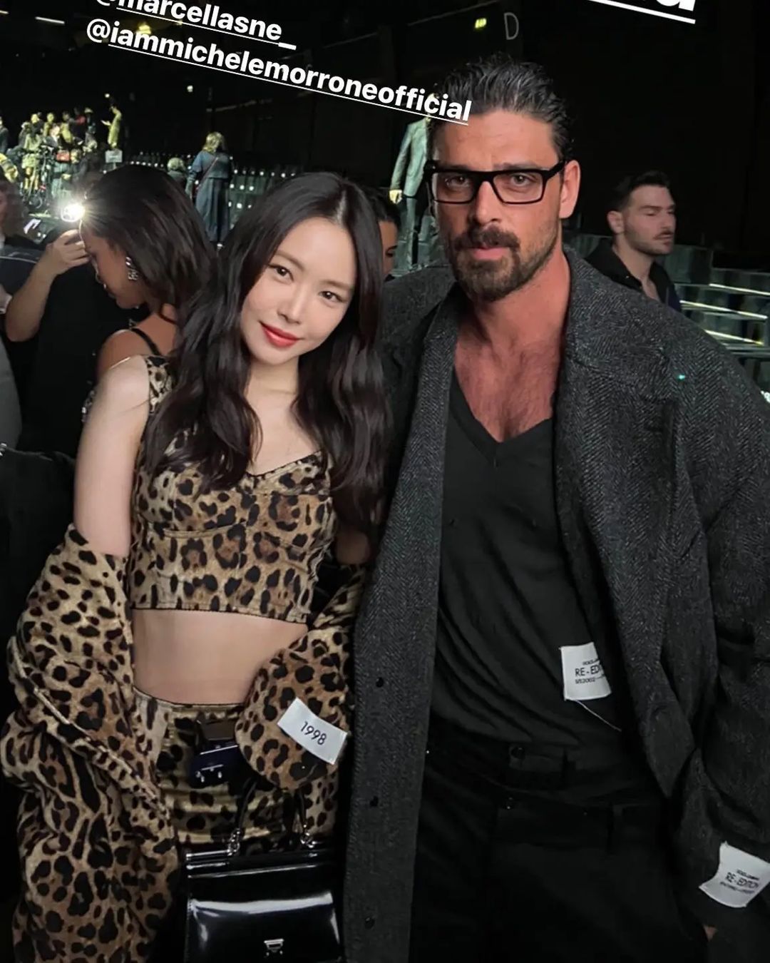 'Hót hòn họt' show Dolce & Gabbana tối nay: Quỳnh Anh Shyn nhuộm tóc cực chất, Kim Kardashian 'bức tử' vòng 1 trong mẫu áo gợi cảm - Ảnh 5.