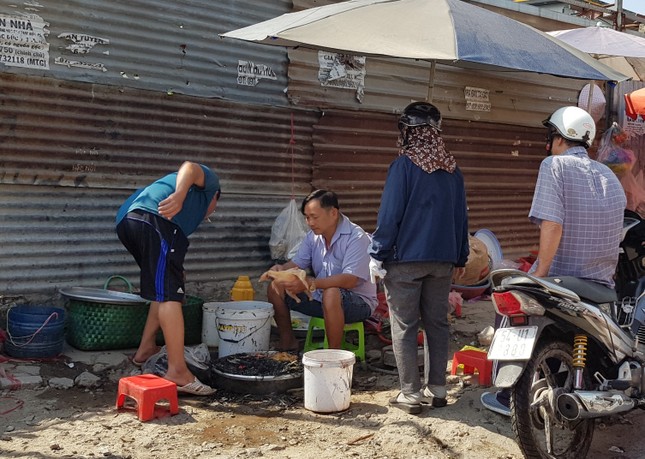 Gà, vịt bán đầy đường ở TPHCM, bất chấp dịch cúm gia cầm đe dọa - Ảnh 4. Gà, vịt bán đầy đường ở TPHCM, bất chấp dịch cúm gia cầm đe dọa - Ảnh 4.
