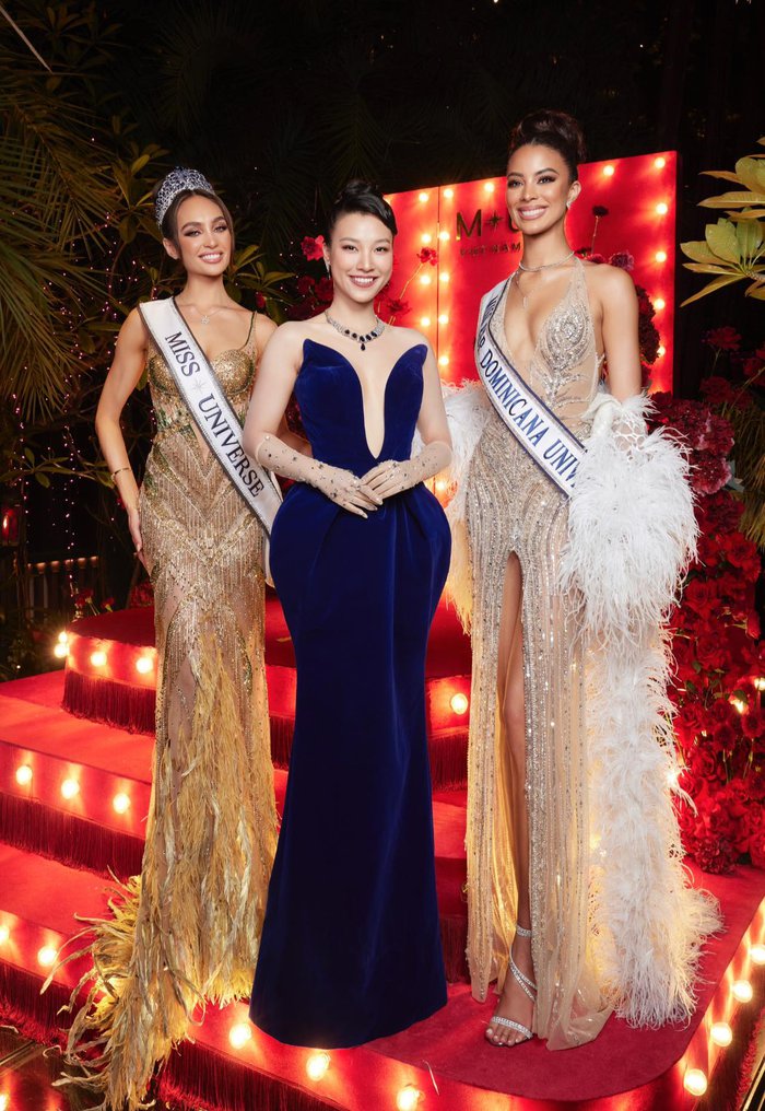 Hoàng Oanh đọ sắc cùng hai nàng hậu Miss Universe, mẹ bỉm 1 con liệu có bị lép vế? - Ảnh 2.