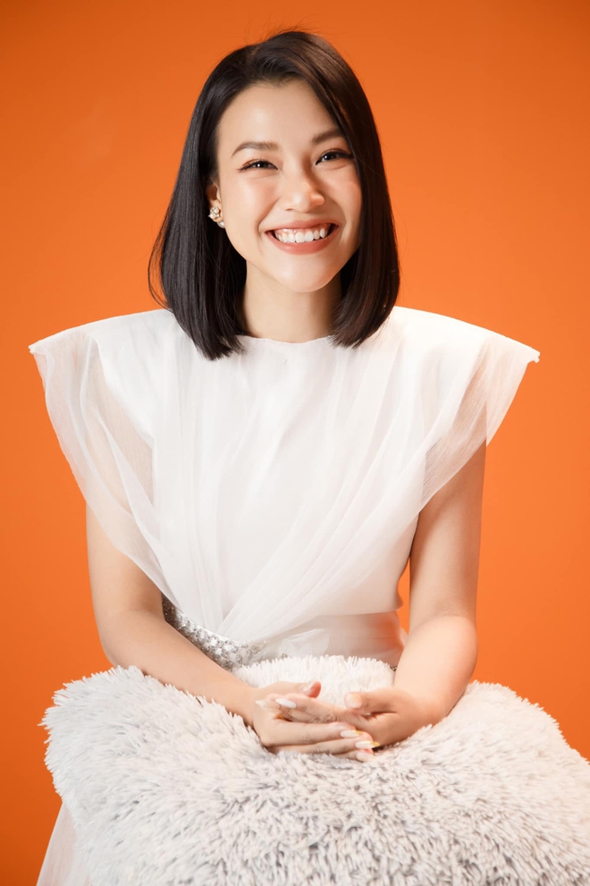 Hoàng Oanh đọ sắc cùng hai nàng hậu Miss Universe, mẹ bỉm 1 con liệu có bị lép vế? - Ảnh 4. Hoàng Oanh đọ sắc cùng hai nàng hậu Miss Universe, mẹ bỉm 1 con liệu có bị lép vế? - Ảnh 4.