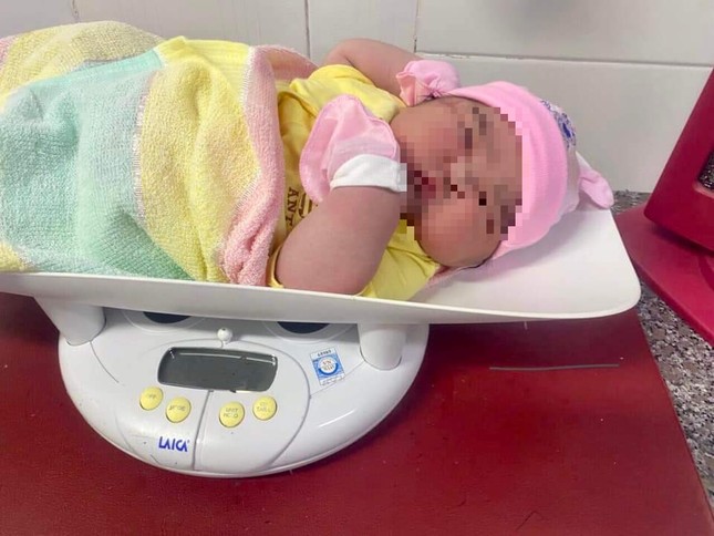Bé gái sơ sinh chào đời với cân nặng 'khủng' 6kg - Ảnh 1.