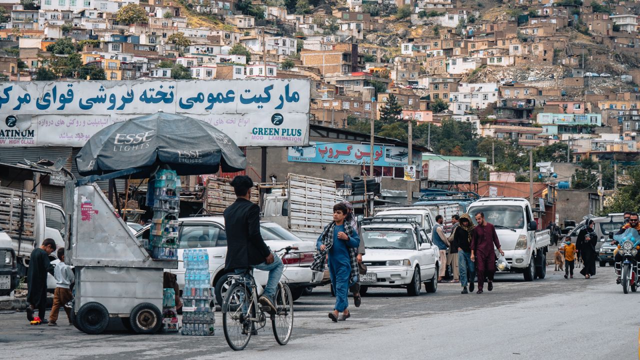 Lấy hết can đảm đi Afghanistan du lịch: Du khách choáng vì được lính Taliban mời lên uống trà, đặt hàng làm &quot;video PR&quot; - Ảnh 1.