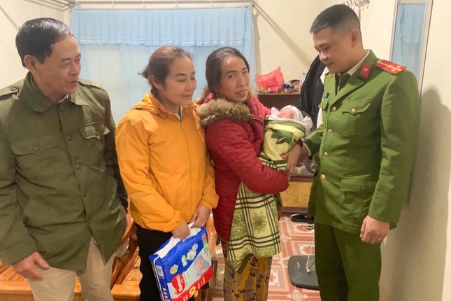 Bé gái sơ sinh bị bỏ rơi trong đêm lạnh cùng lá thư "con của mẹ, xin lỗi" - Ảnh 1. Bé gái sơ sinh bị bỏ rơi trong đêm lạnh cùng lá thư "con của mẹ, xin lỗi" - Ảnh 1.