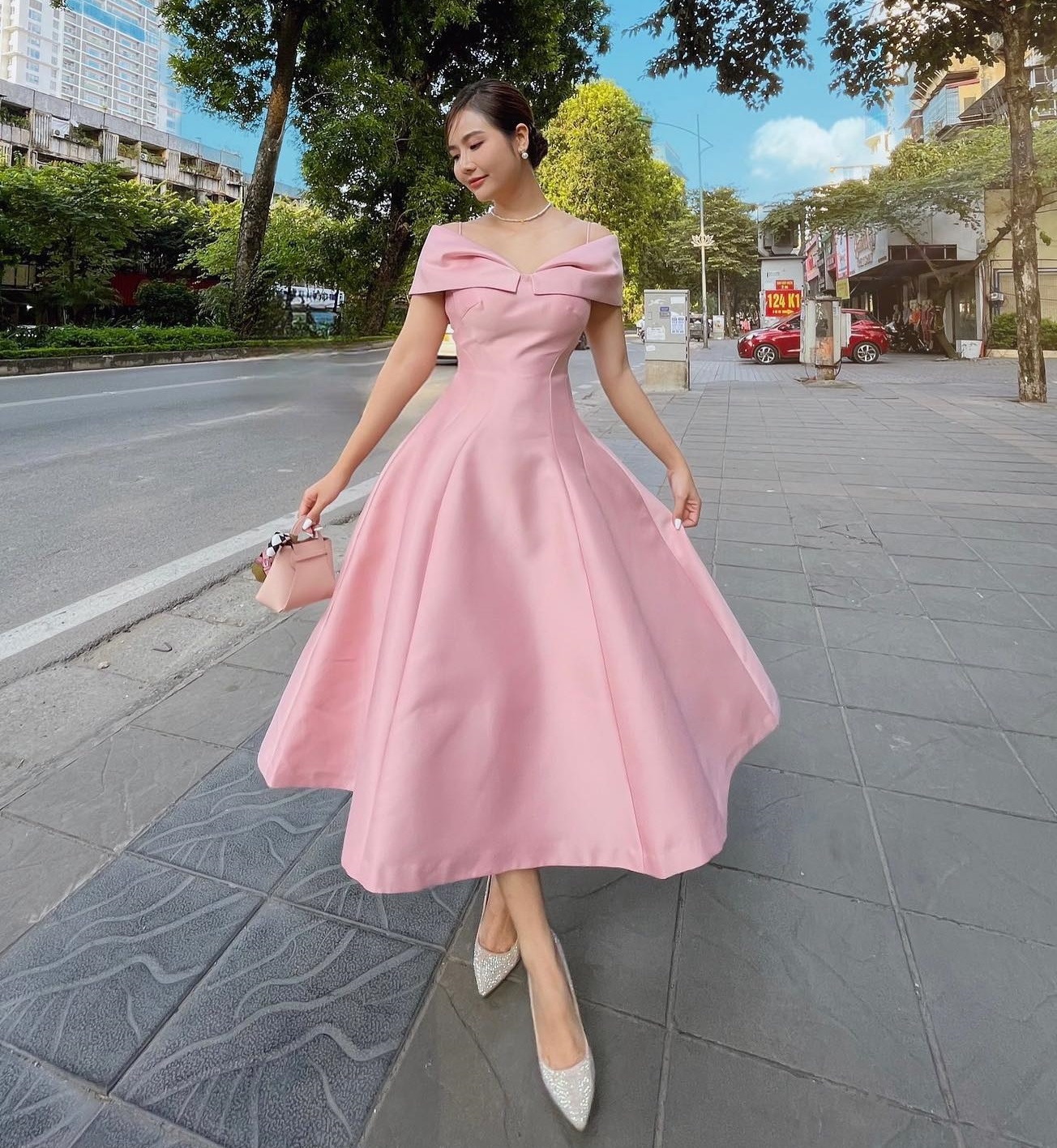 10 cách diện váy dáng dài xinh tươi của mỹ nhân Việt - Ảnh 6.