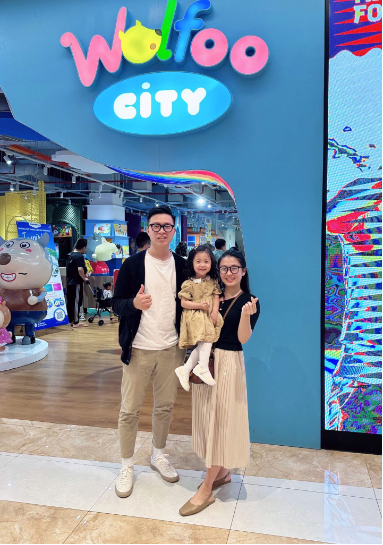 B&iacute; Ng&ocirc; phấn kh&iacute;ch c&ugrave;ng ba mẹ đại n&aacute;o Wolfoo City - Ảnh 1.