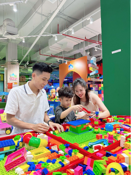 B&iacute; Ng&ocirc; phấn kh&iacute;ch c&ugrave;ng ba mẹ đại n&aacute;o Wolfoo City - Ảnh 2.