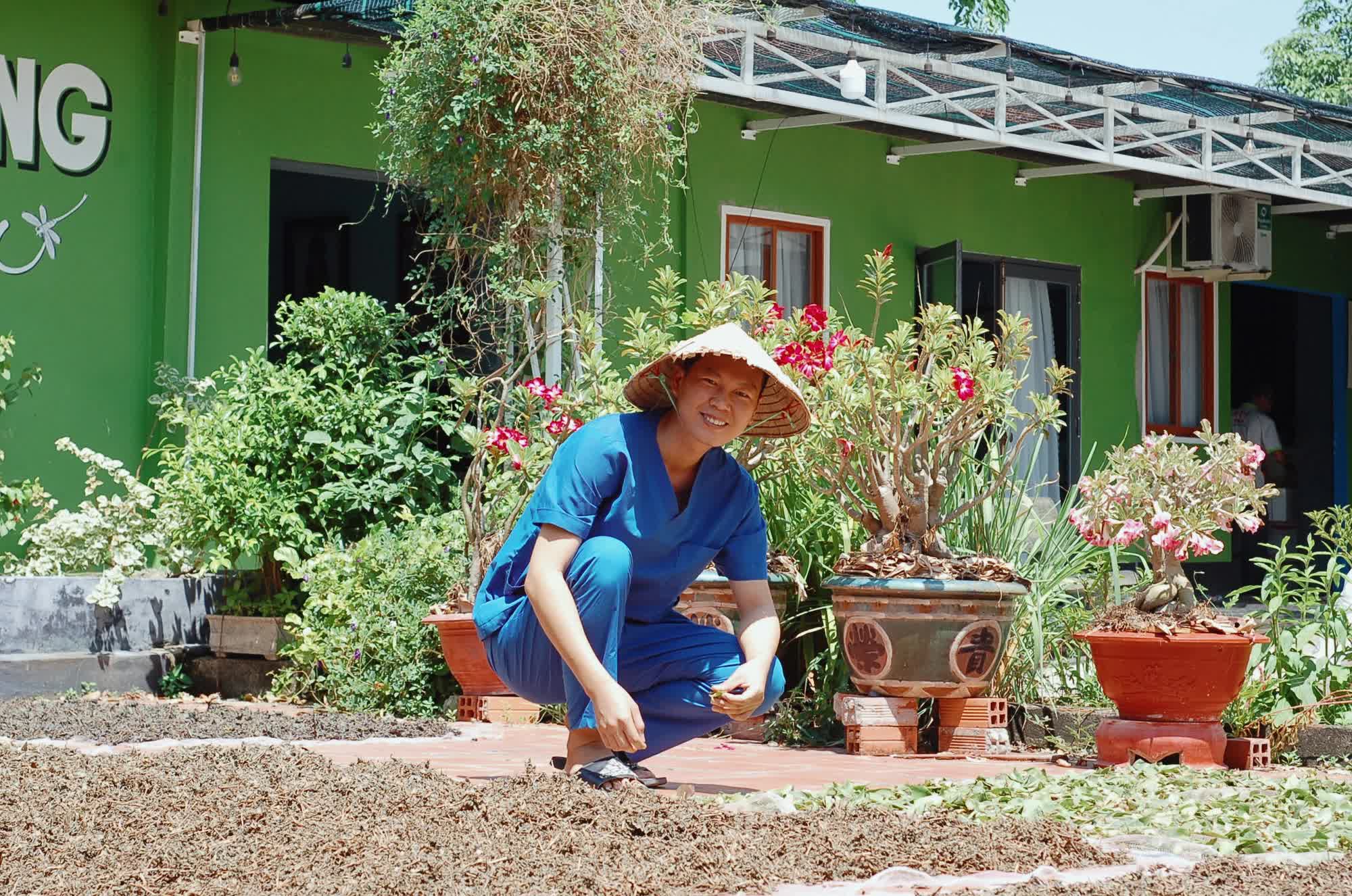 Phòng thuốc nam của &quot;thầy y&quot; 35 tuổi nổi tiếng ở Tây Ninh: Nơi những than thuốc trị bách bệnh và bữa ăn đãi khách từ xa không tính tiền  - Ảnh 7.