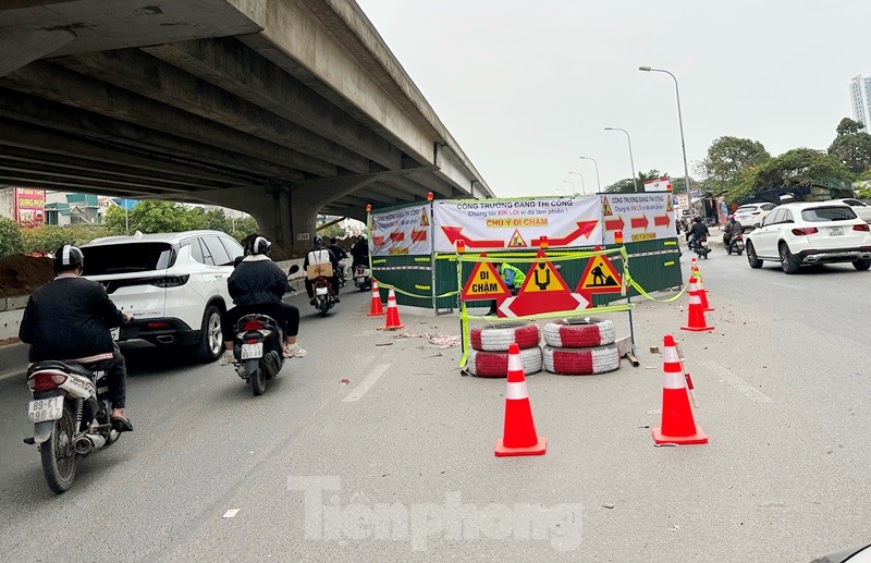 Xén dải phân cách, mở làn 'chống tắc' qua công trường đường Nguyễn Xiển - Ảnh 1.