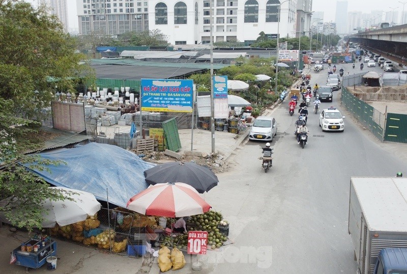 Xén dải phân cách, mở làn 'chống tắc' qua công trường đường Nguyễn Xiển - Ảnh 10.