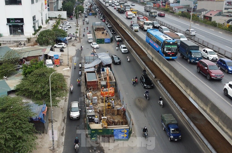 Xén dải phân cách, mở làn 'chống tắc' qua công trường đường Nguyễn Xiển - Ảnh 2.