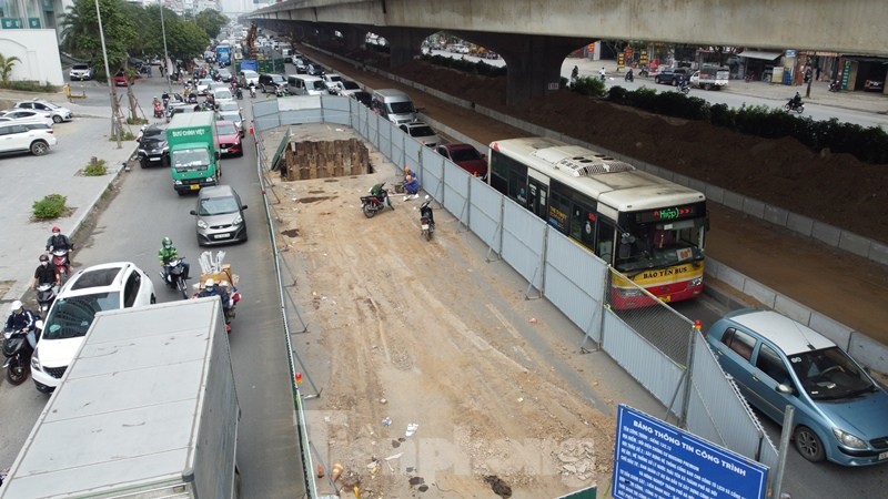 Xén dải phân cách, mở làn 'chống tắc' qua công trường đường Nguyễn Xiển - Ảnh 3.