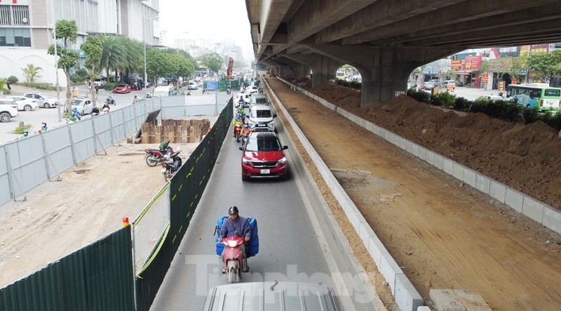 Xén dải phân cách, mở làn 'chống tắc' qua công trường đường Nguyễn Xiển - Ảnh 6.
