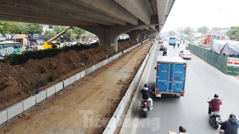 Xén dải phân cách, mở làn 'chống tắc' qua công trường đường Nguyễn Xiển - Ảnh 8.