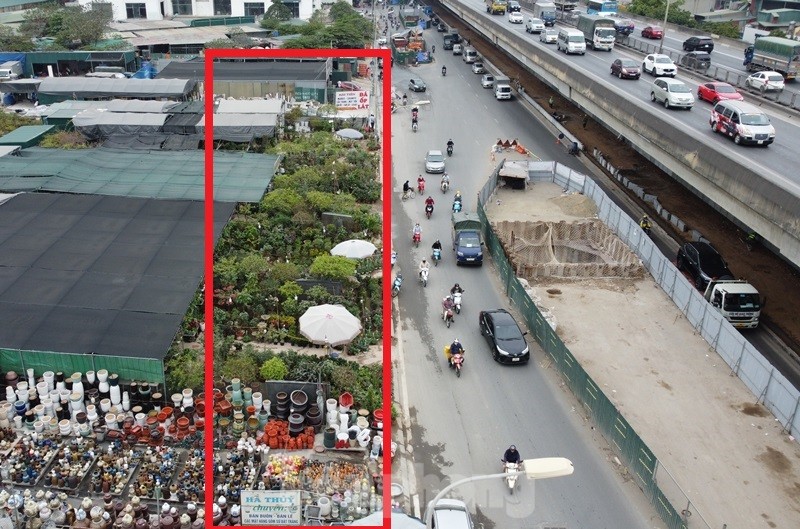 Xén dải phân cách, mở làn 'chống tắc' qua công trường đường Nguyễn Xiển - Ảnh 9.