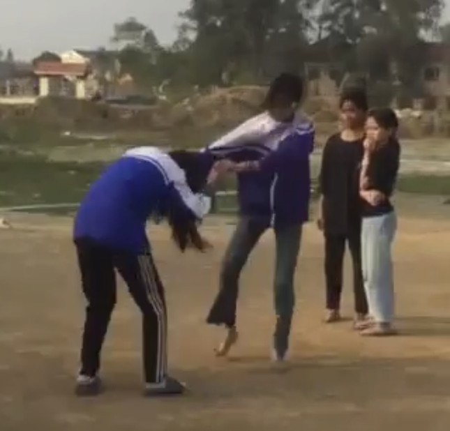 Xuất hiện 3 clip nữ sinh bị đánh hội đồng gào khóc ở Thanh Hoá - Ảnh 1.
