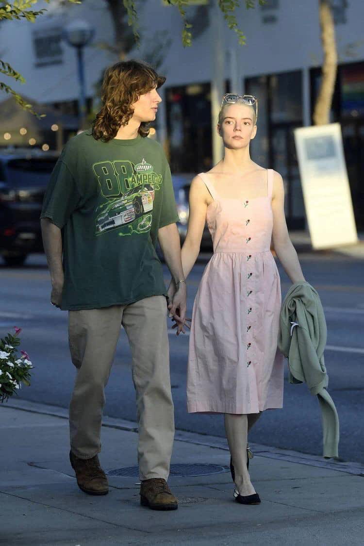 Mê mẩn couple style của Đại sứ Dior Anya Taylor-Joy và hôn phu: Khớp nhau đến từng chi tiết - Ảnh 6.