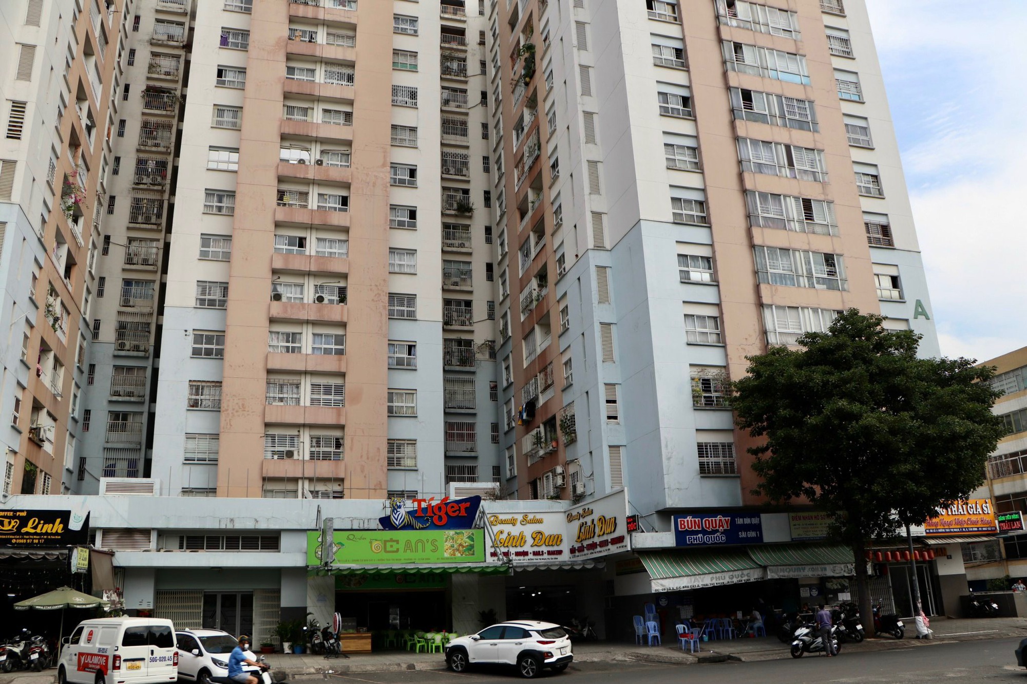 Cư dân chung cư ở quận Tân Bình liên tiếp thót tim nghi do đạn lạc - Ảnh 1.