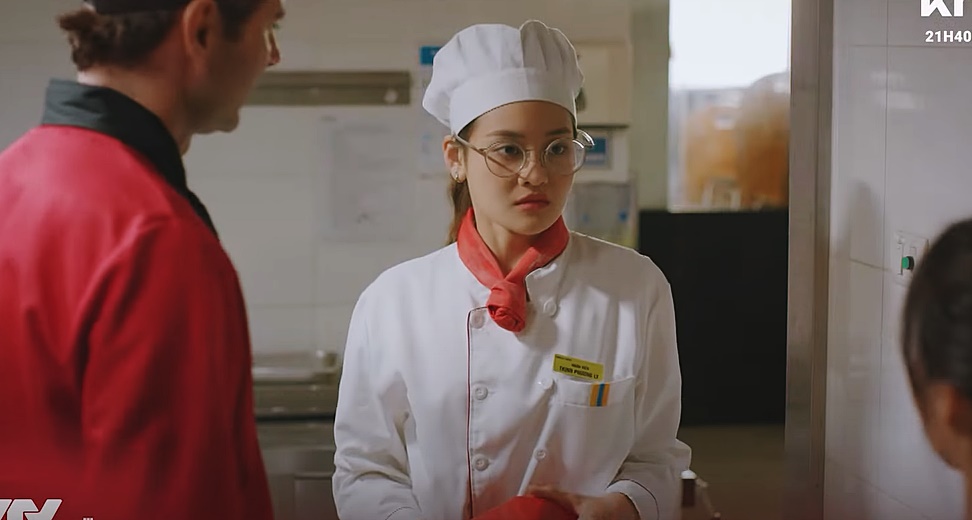 "Đừng nói khi yêu" tập 14: Ly bị mắng xối xả ngay trước mặt đối thủ cạnh tranh vị trí bếp trưởng - Ảnh 1. "Đừng nói khi yêu" tập 14: Ly bị mắng xối xả ngay trước mặt đối thủ cạnh tranh vị trí bếp trưởng - Ảnh 1.