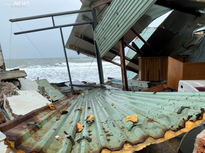 Cận cảnh sóng đánh sập nhà cửa, 'nuốt chửng' bờ biển ở  Hội An - Ảnh 4.