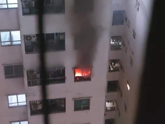 Cháy căn hộ chung cư Linh Đàm, cảnh sát hướng dẫn hơn 100 người thoát nạn - Ảnh 1.
