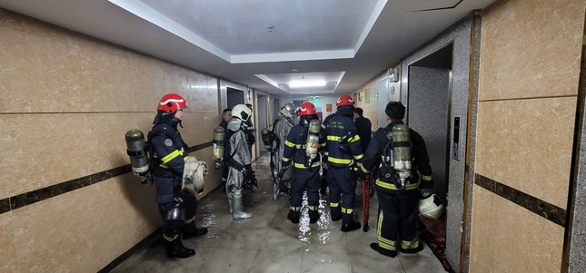 Cháy căn hộ chung cư Linh Đàm, cảnh sát hướng dẫn hơn 100 người thoát nạn - Ảnh 2.