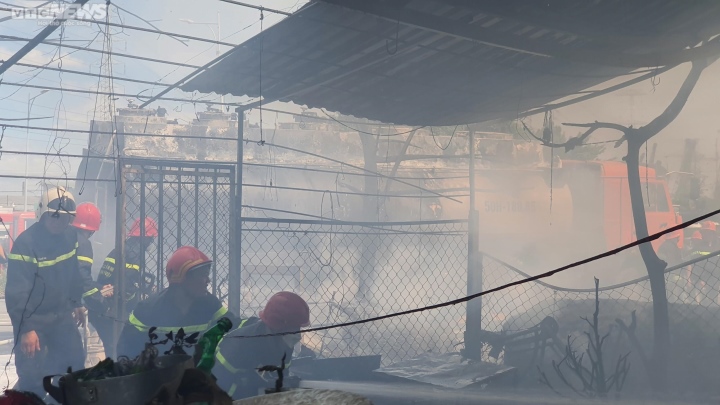 Xe bồn chở xăng bốc cháy, lan sang nhà dân ở TP.HCM - Ảnh 2.