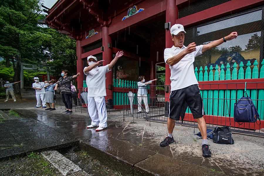 90.000 người Nhật thọ trên 100 tuổi, công đầu nhờ 1 bài tập thể dục “quốc dân”: Mỗi sáng chỉ 3 phút, giữ dáng hiệu quả, kéo dài tuổi thọ - Ảnh 1.